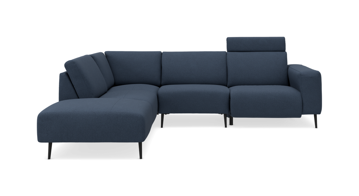 Mørkeblå L‑sofa med chaiselong og justerbart nakkestøtte, slanke sorte ben.