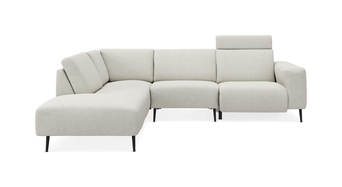 L-formet modulsofa i lys offwhite bouclé med høje sorte ben og justerbar nakkestøtte.