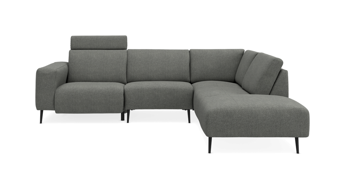Grå hjørnesofa med højrevendt chaiselong, justerbar nakkestøtte og slanke sorte ben.