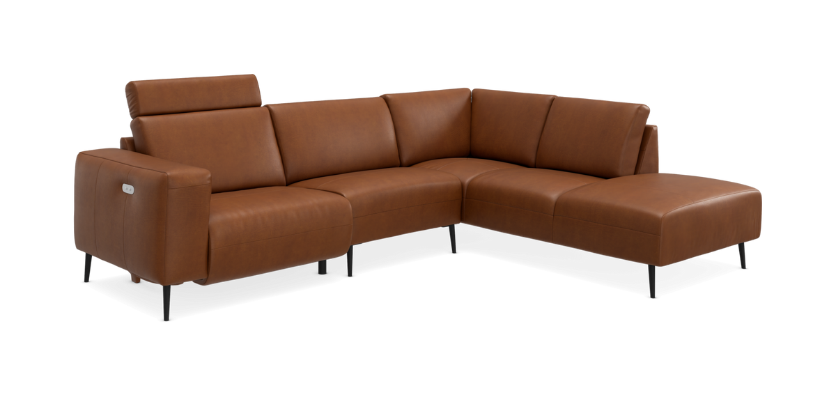Hjørnesofa i brun læder med højre chaiselong, justerbar nakkestøtte og slanke sorte ben.