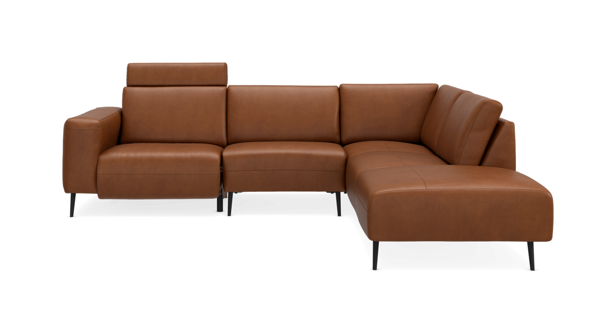 Brun L‑formet hjørnesofa i læder med justerbar nakkestøtte, fritstående på sorte ben.