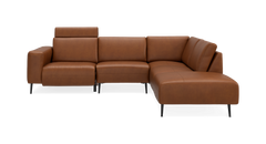 Brun L‑formet hjørnesofa i læder med justerbar nakkestøtte, fritstående på sorte ben.