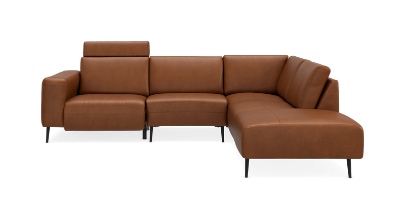 Brun L‑formet hjørnesofa i læder med justerbar nakkestøtte, fritstående på sorte ben._ps