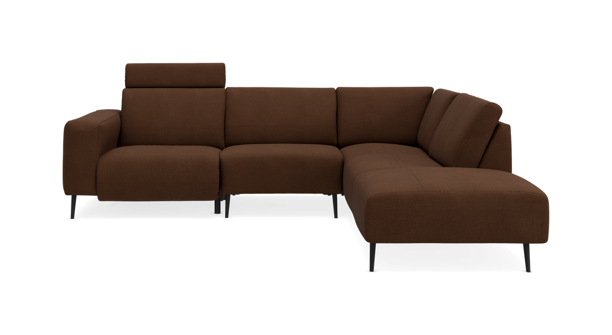 Brun L‑sofa i stof med chaiselong i højre side og justerbar nakkestøtte, frilagt i studie.