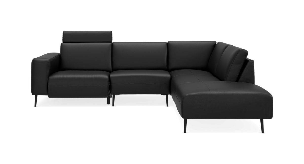 Sort L‑formet hjørnesofa med chaiselong til højre og slanke ben.