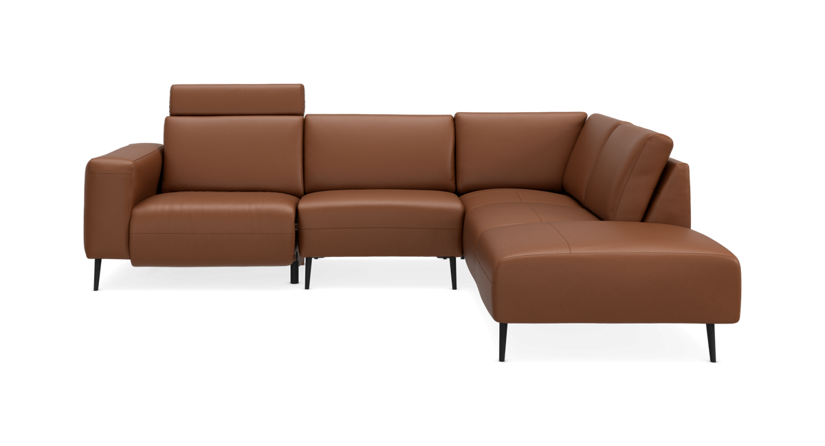 Brun L-formet lædersofa med justerbar nakkestøtte og sorte ben, frilagt frontvisning.