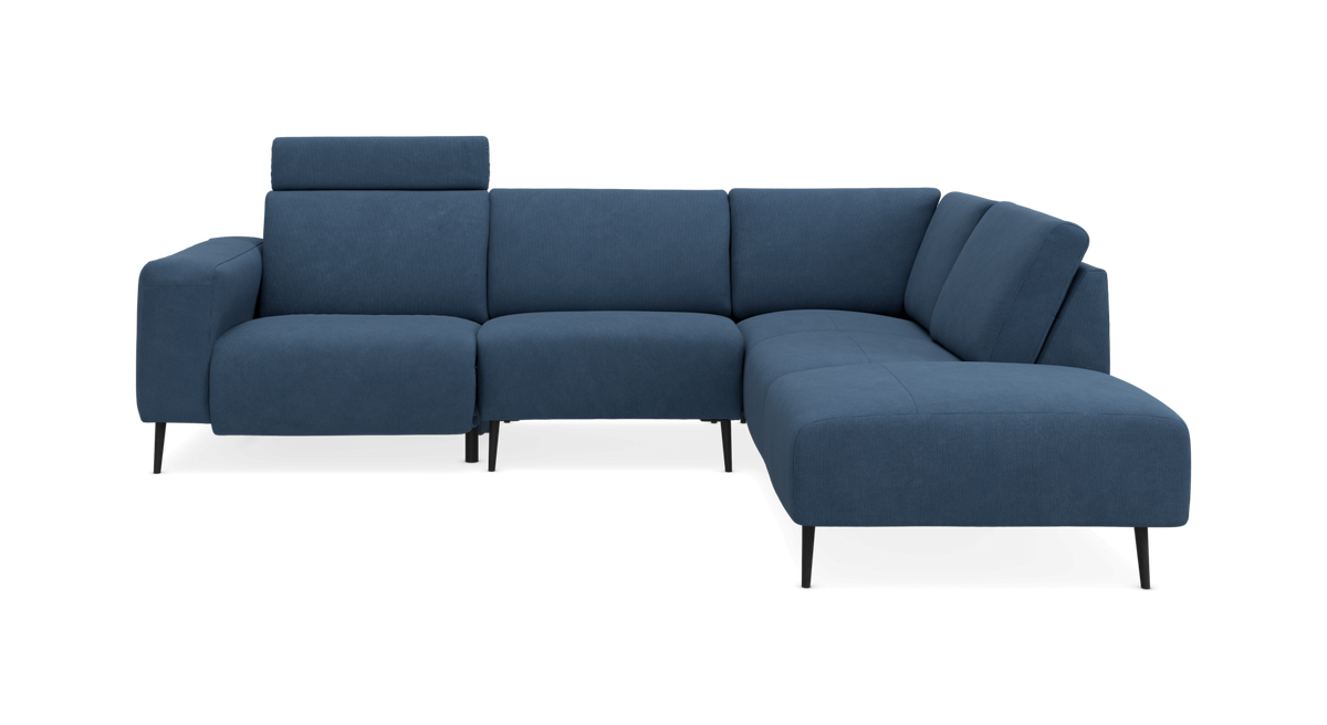 Blå L‑sofa i stof med sorte ben og justerbar nakkestøtte, produktfoto i studie.