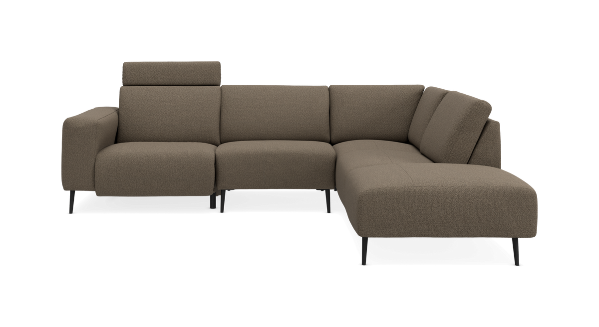 Brun L‑sofa med chaiselong til højre, justerbart nakkestøtte på venstre sæde og sorte ben, set lige forfra på neutral baggrund.