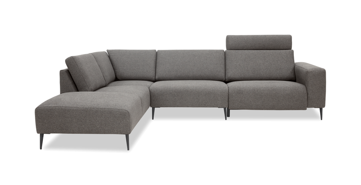 Grå L-formet modulsofa med venstrevendt chaiselong og justerbar nakkestøtte, slanke sorte ben.