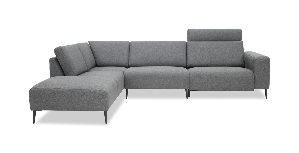 Grå L-formet modulsofa med chaiselong og justerbar nakkestøtte, slanke sorte ben, frilagt.