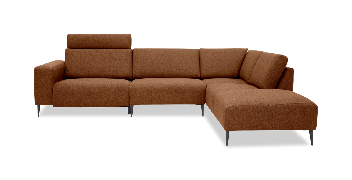 Brun L-formet modulsofa med chaiselong i højre side og justerbar nakkestøtte, fritlagt mod hvid baggrund.