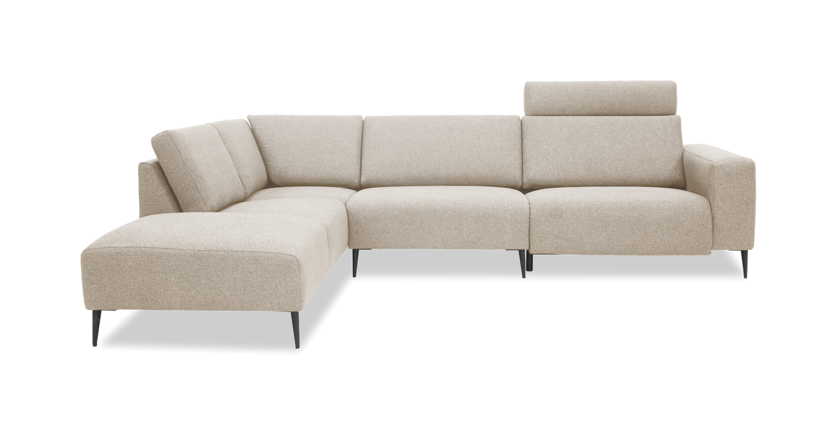 Beige L-formet modulsofa med venstre chaiselong og justerbart nakkestøtte, slanke sorte ben.