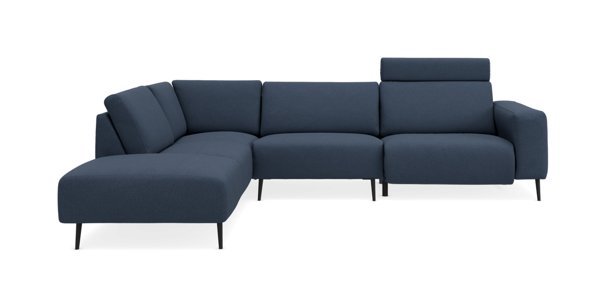 Mørkeblå hjørnesofa med venstrevendt chaiselong og justerbart nakkestøtte i højre ende, slanke sorte ben, frilagt på hvid baggrund.