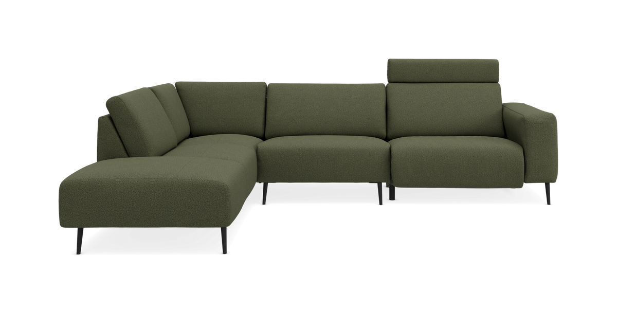 Grøn modul-hjørnesofa med chaiselong og justerbar nakkestøtte, frilagt i studie.