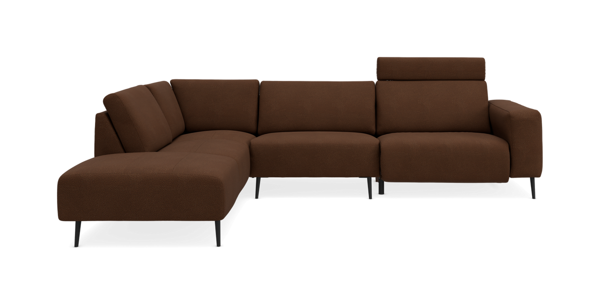 Brun L-formet hjørnesofa med slanke sorte ben og hævet nakkestøtte på højre side, frilagt mod sort baggrund.