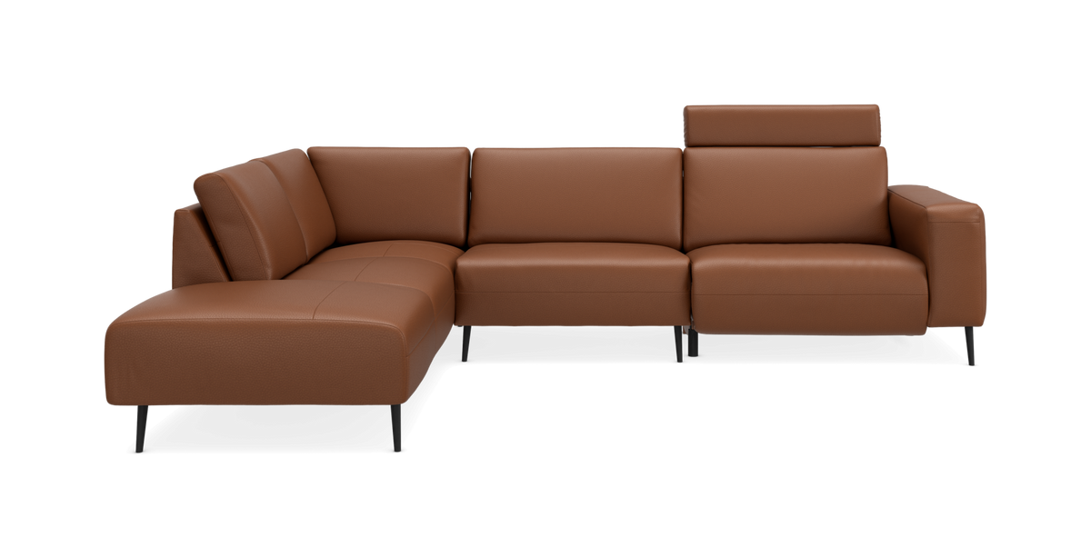 Brun læderhjørnesofa med justerbar nakkestøtte og sorte metalben, fotograferet forfra.