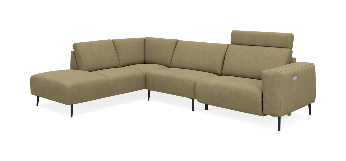 Beige L‑formet modulsofa med el‑recliner i højre ende, justerbar nakkestøtte og slanke sorte ben.