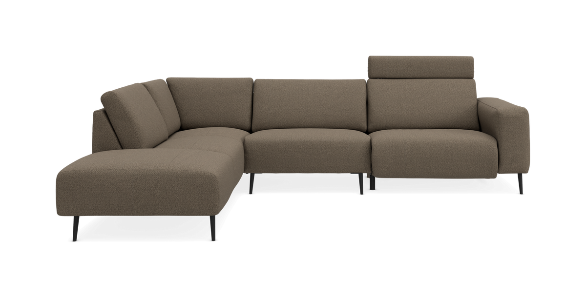 Brun L-sofa med venstrevendt chaiselong og hævet nakkestøtte på højre sæde, isoleret på hvid baggrund.