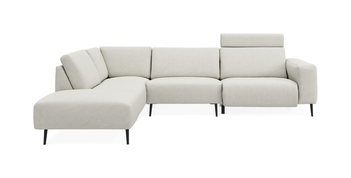 L-formet modulsofa i lys hvid/beige bouclé med venstrevendt chaiselong og justerbar nakkestøtte til højre, sorte ben.