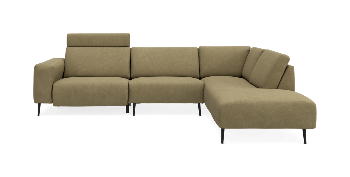 Beige hjørnesofa med chaiselong til højre og justerbar nakkestøtte, fritstående på sorte ben.