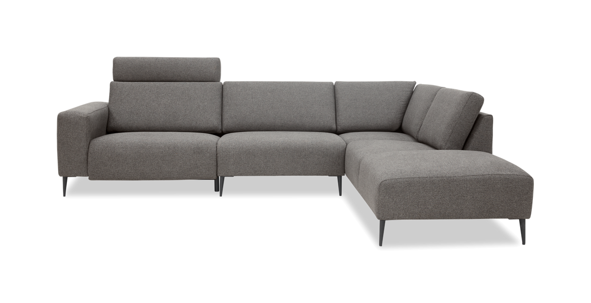 Grå L‑sofa med chaiselong til højre, frilagt på hvid baggrund.