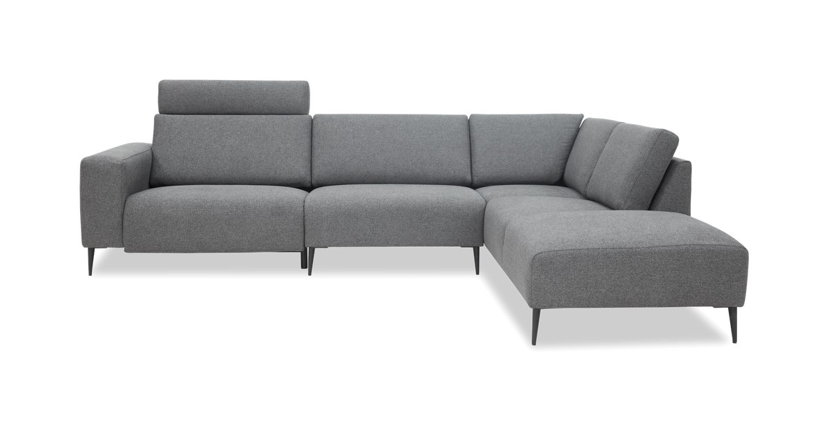 Grå L-formet modulsofa med chaiselong til højre og slanke sorte ben, set lige forfra.