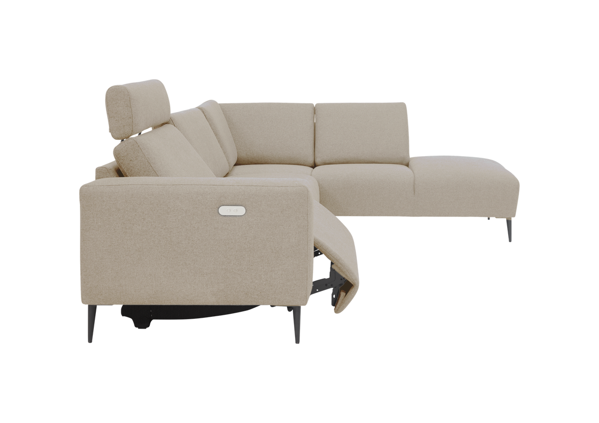 Beige L‑formet hjørnesofa med justerbare nakkestøtter og elektrisk recliner i venstre side, med slanke sorte ben.