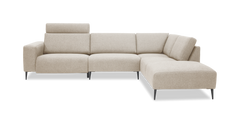 Beige modulsofa med højrevendt chaiselong og justerbar nakkestøtte, slanke sorte ben.