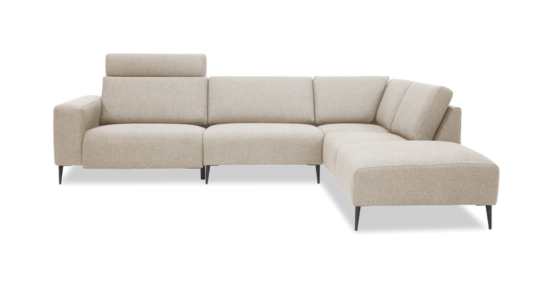 Beige modulsofa med højrevendt chaiselong og justerbar nakkestøtte, slanke sorte ben._ps