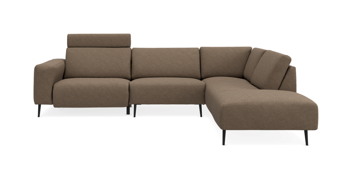 Brun L-formet modulsofa med højre chaiselong og justerbar nakkestøtte, fritlagt på hvid baggrund.