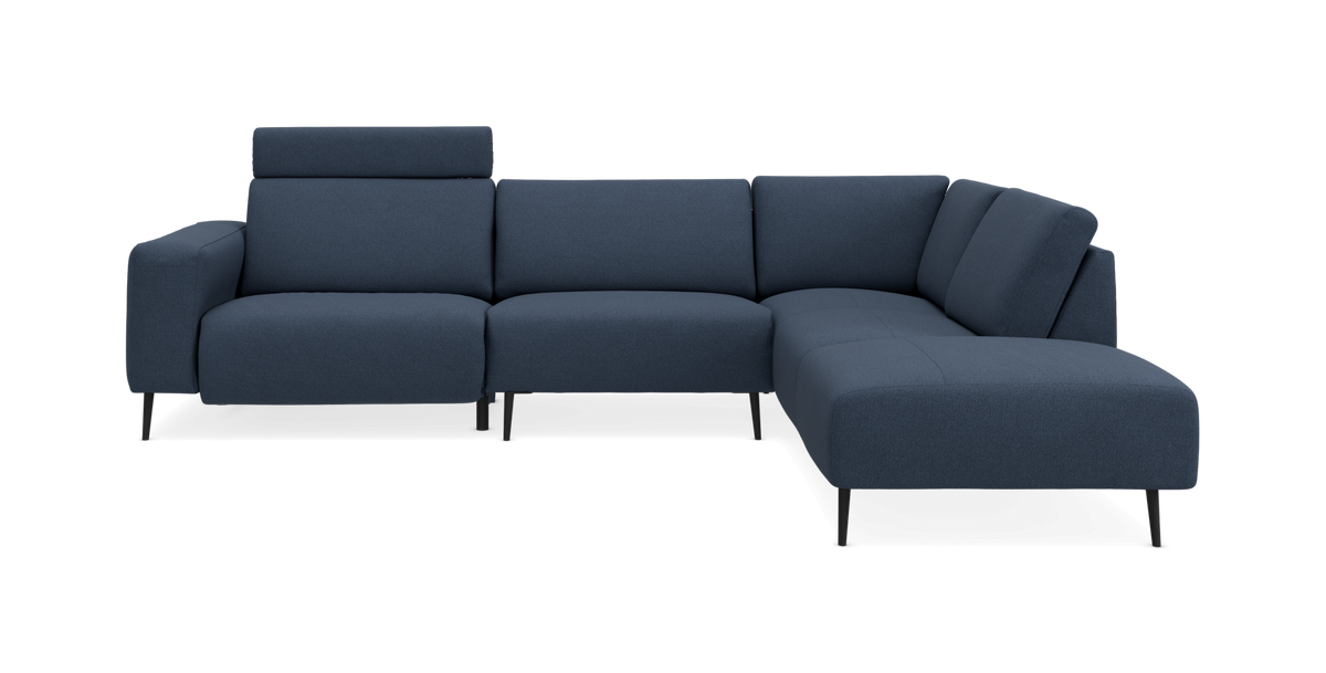 Mørkeblå L-formet hjørnesofa med høje sorte ben, set forfra.