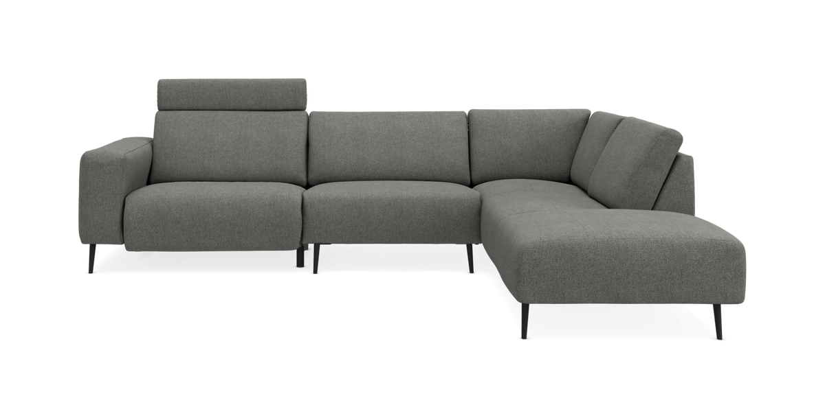 Grå L‑formet hjørnesofa med chaiselong til højre og slanke sorte ben, med justerbar nakkestøtte.