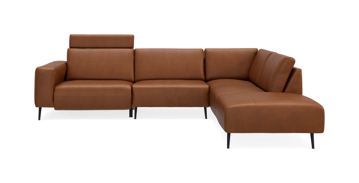 L-formet brun lædersofa med sorte ben, frilagt på hvid baggrund.