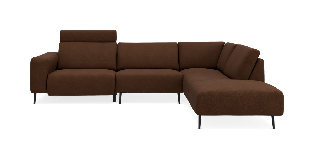 Brun L‑sofa med chaiselong og sorte ben, frontvisning på hvid baggrund.