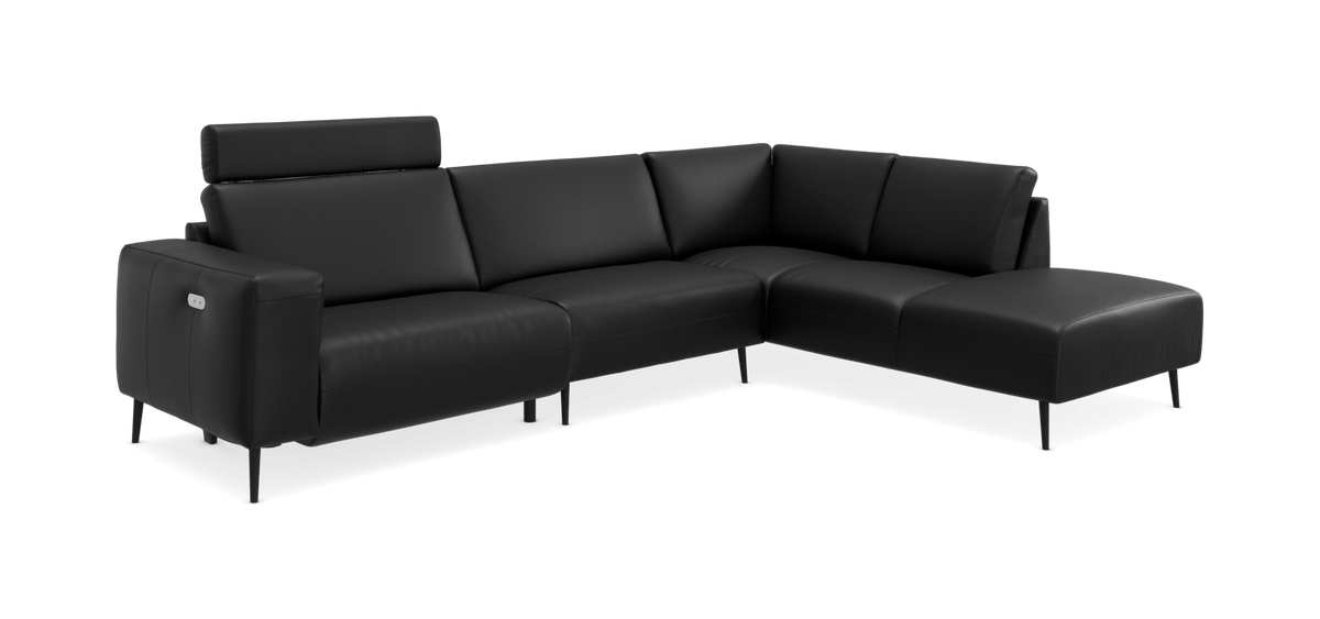 Sort L‑formet hjørnesofa med chaiselong, justerbar nakkestøtte og elbetjening på armlænet.