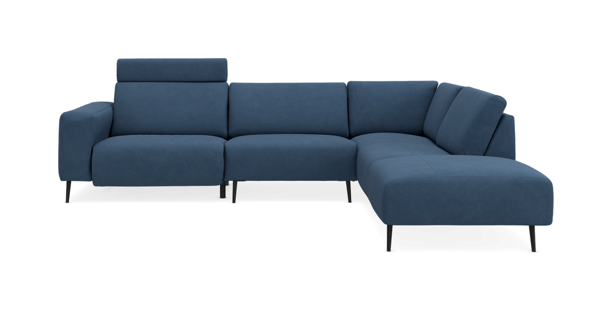 Blå modulsofa med højrevendt chaiselong, slanke sorte ben og høj nakkestøtte på ét sæde.