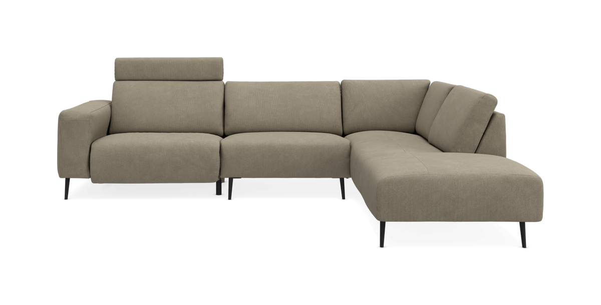 Beige hjørnesofa i moderne design med chaiselong til højre og justerbar nakkestøtte på venstre siddeplads.
