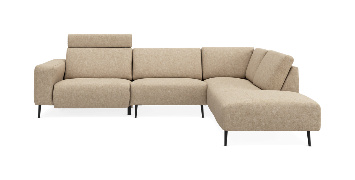 Beige L‑formet hjørnesofa med chaiselong i højre side, slanke sorte ben og justerbart nakkestøtte.