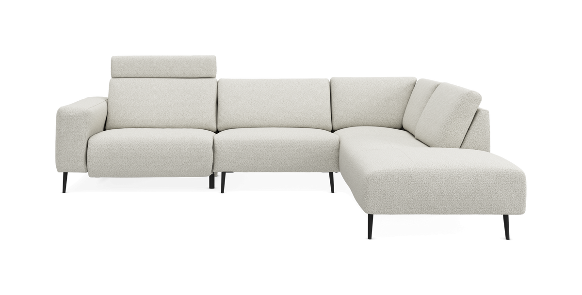 L-formet lys beige modulsofa med chaiselong til højre, justerbar nakkestøtte på venstre sæde og sorte metalben.