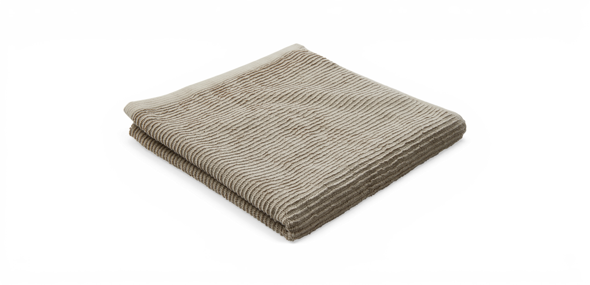 Beige, ribbet plaid foldet på hvid baggrund.