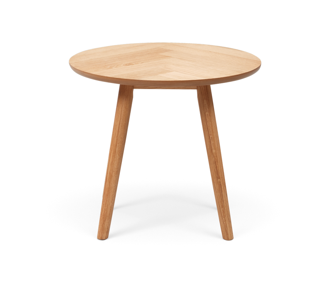 Rundt sidebord i lys eg med tre ben, minimalistisk design på hvid baggrund.