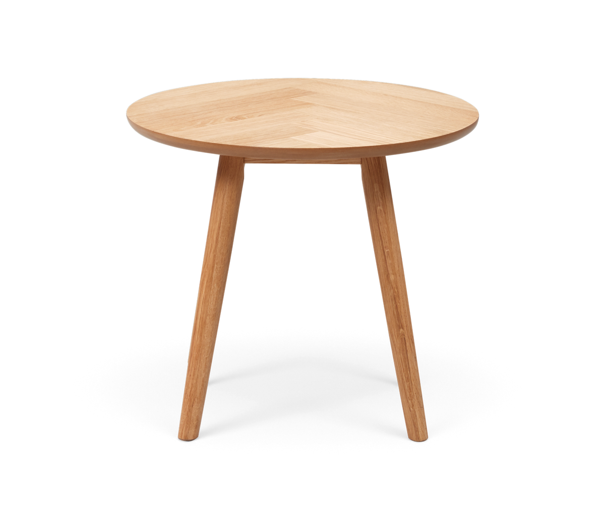 Rundt sidebord i lys eg med tre ben, minimalistisk design på hvid baggrund.