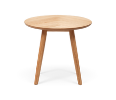 Rundt sidebord i lys eg med tre ben, minimalistisk design på hvid baggrund.