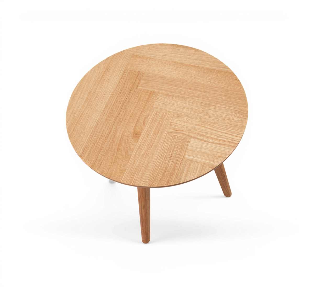 Rundt sidebord i lys eg med sildebensmønstret bordplade, frilagt på hvid baggrund.