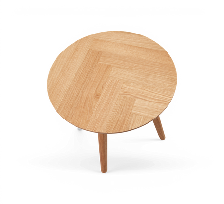 Rundt sidebord i lys eg med sildebensmønstret bordplade, frilagt på hvid baggrund.