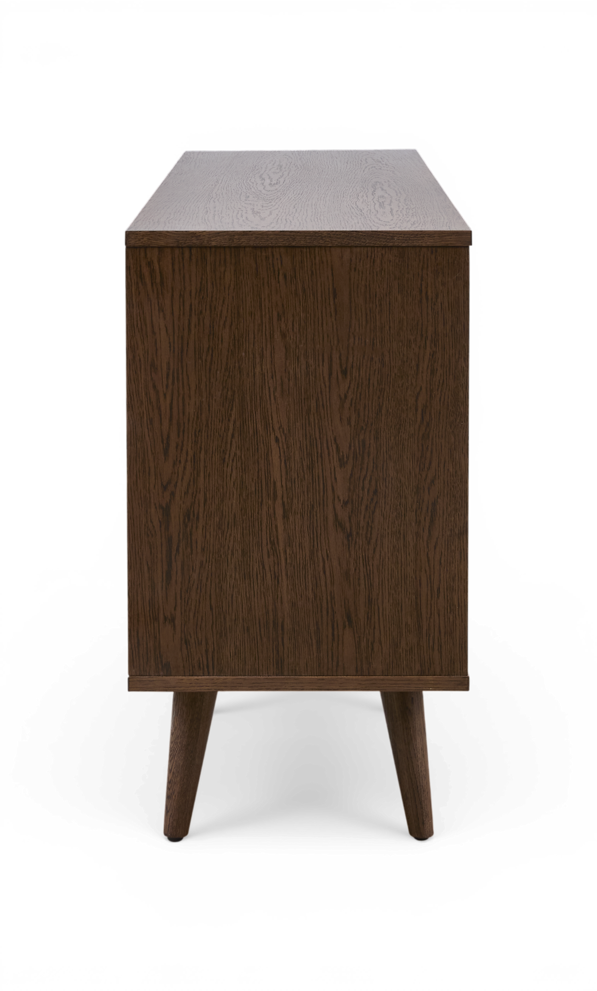 Sidevisning af et mørkt træskab i mid-century-stil med koniske ben på sort baggrund.