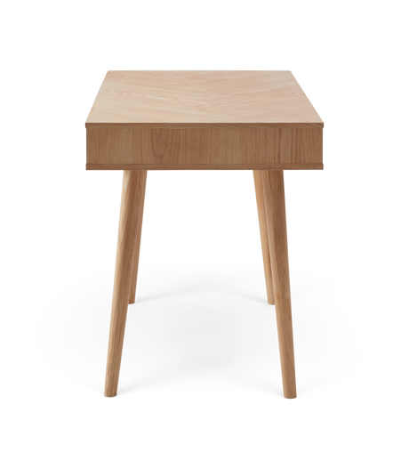 Kvadratisk sidebord i lyst træ med tilspidsede ben, frilagt på hvid baggrund.