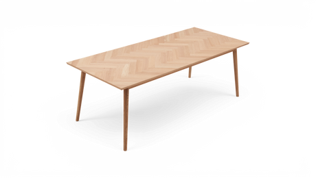 Rektangulært spisebord i lys eg med sildebensmønstret bordplade og slanke, tilspidsede ben på hvid baggrund.
