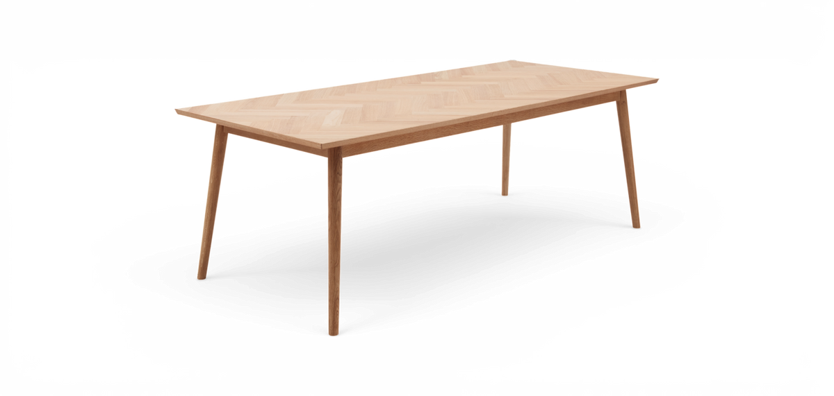 Rektangulært spisebord i lys eg med fiskebensmønstret bordplade og slanke, tilspidsede ben, fritlagt på hvid baggrund.