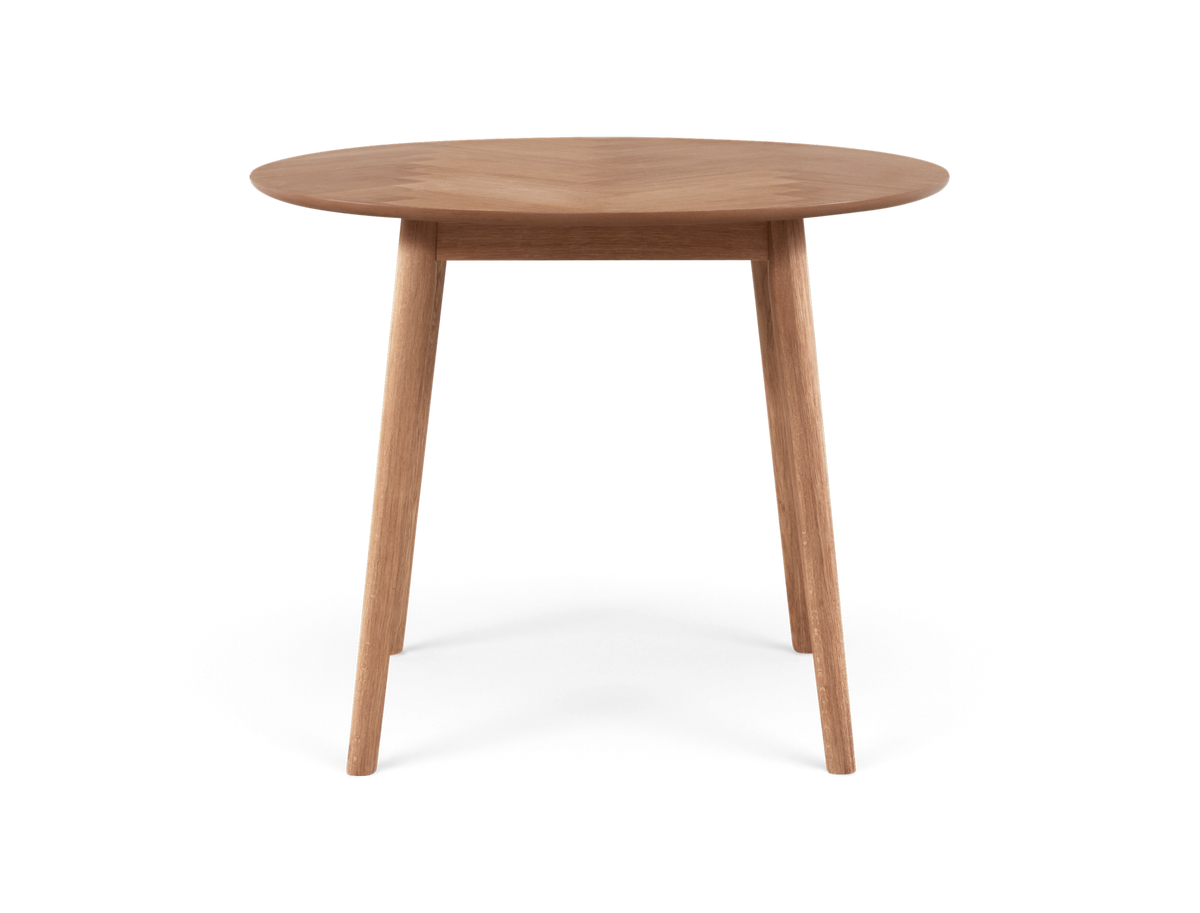 Rundt sidebord i lys eg med tre slanke ben, frilagt mod hvid baggrund.